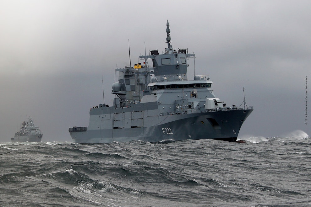 Bundeswehrschiff und Boot auf hoher See