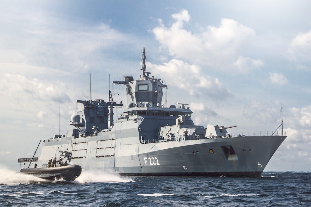 Bundeswehrschiff und Boot auf hoher See