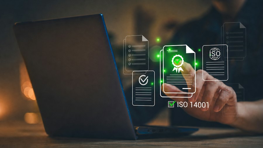 Laptop mit digitalen Icons zur ISO 14001